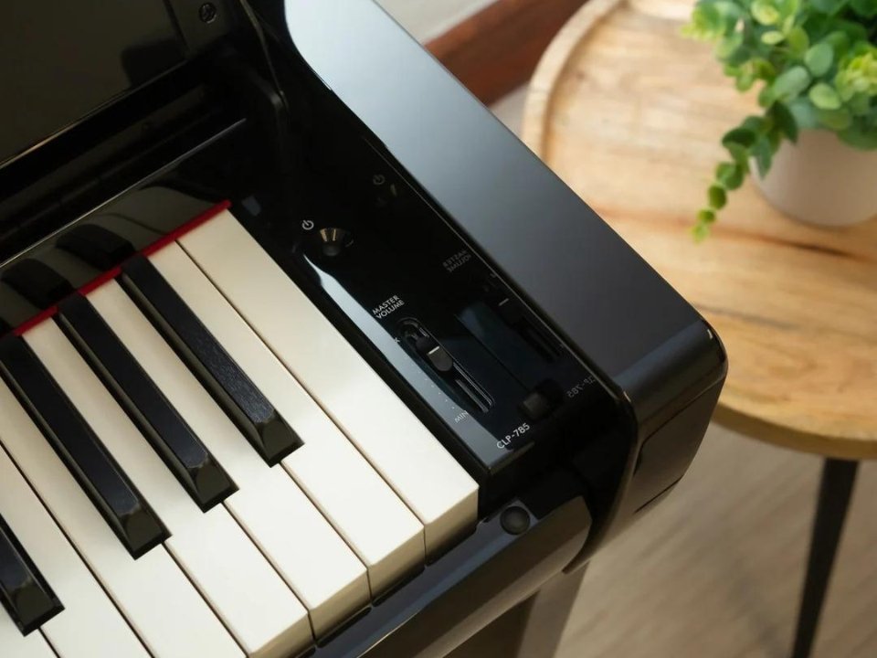 YAMAHA CLP-785 PE - Góc nhìn thực tế 6